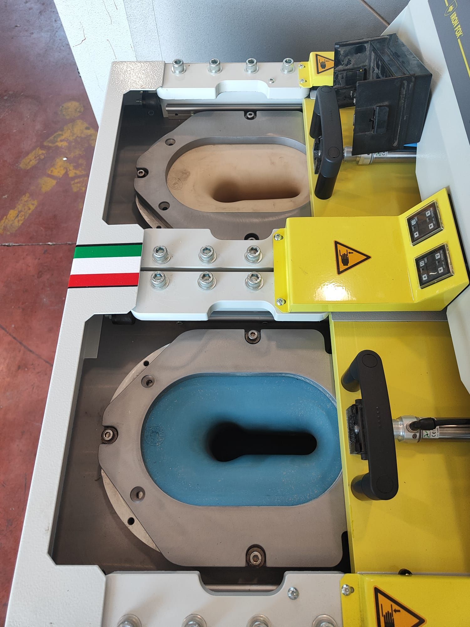 sole-assembling-pneumatic-at-sink-well-type-iron-fox-as-1700