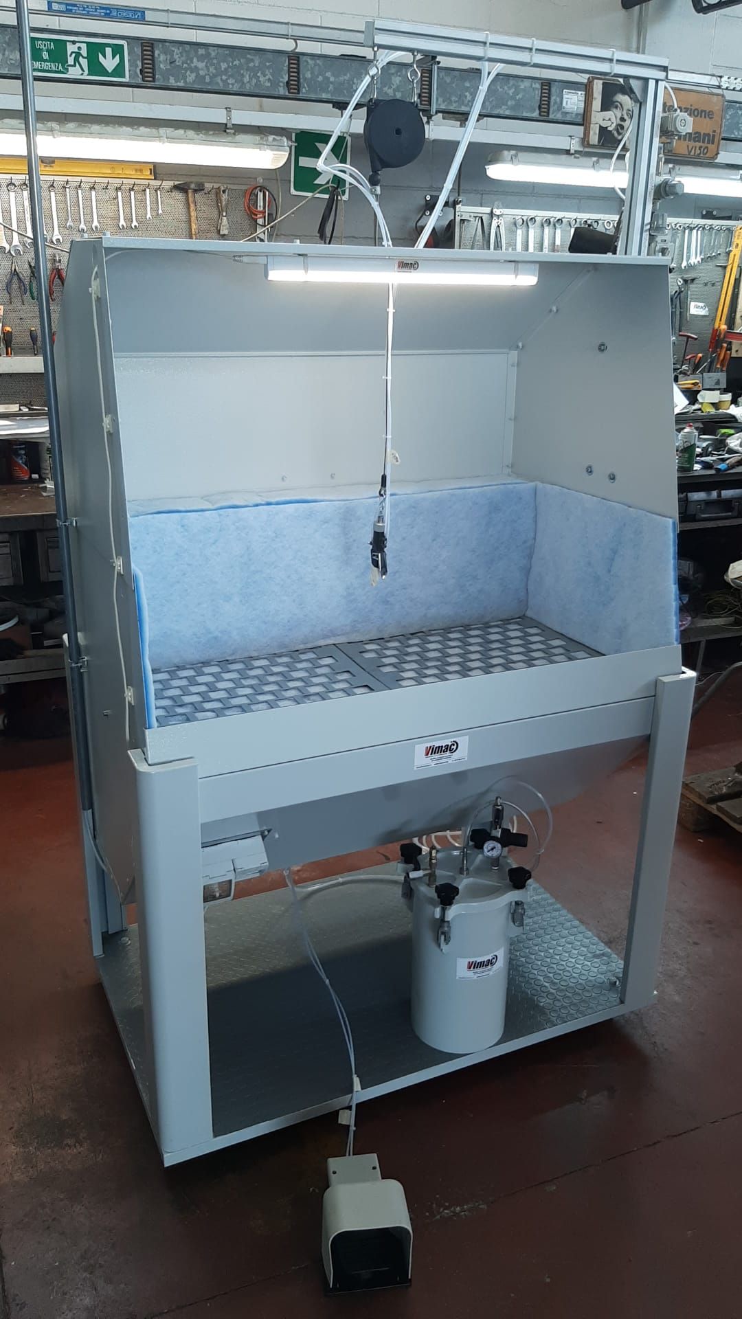 vacuum-bench-for-glue-spraying-intercom-b4-with-s8-ca 
